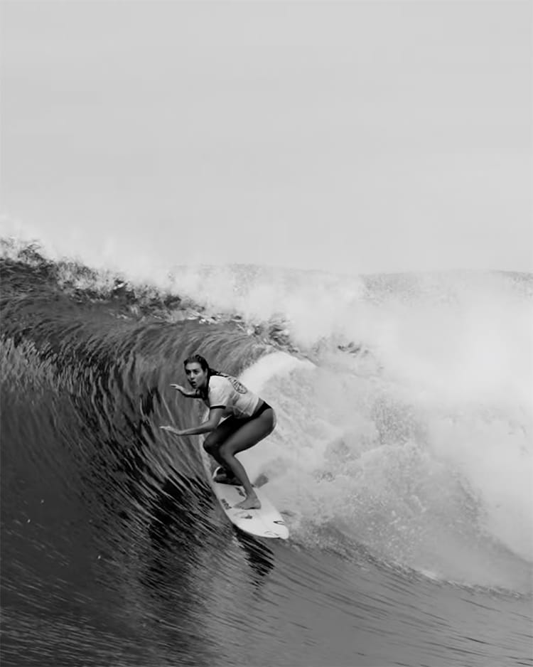 Laura Coviella in HT video - Deflow Surf